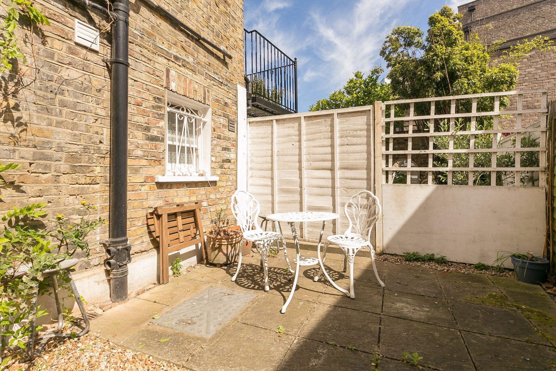 Flat Perch Street in Greater London