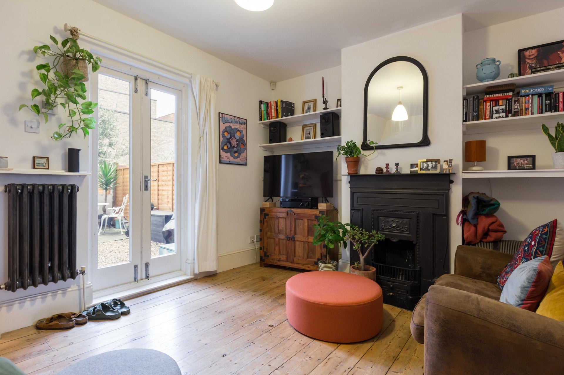 Flat Perch Street in Greater London