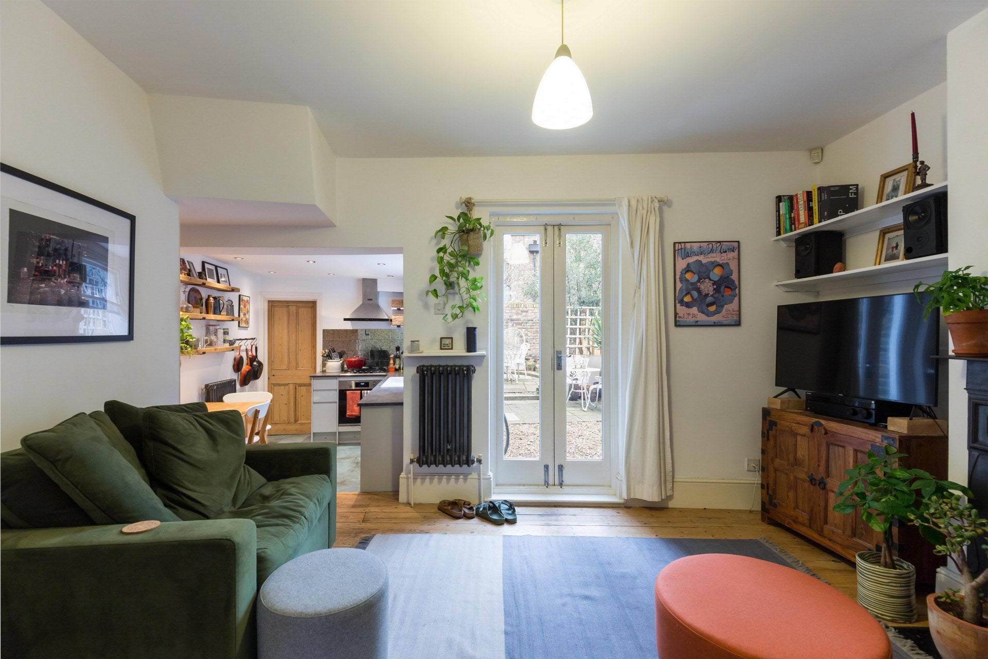 Flat Perch Street in Greater London