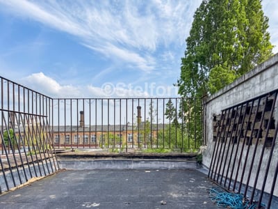 Flat Hartham Road in Greater London