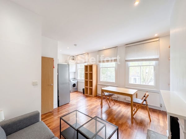 Flat Hartham Road in Greater London