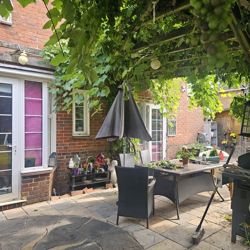 Room Reid Avenue in Caterham on the Hill