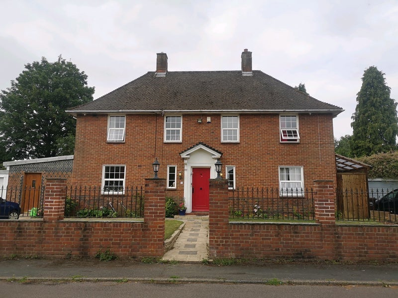 Room Reid Avenue in Caterham on the Hill