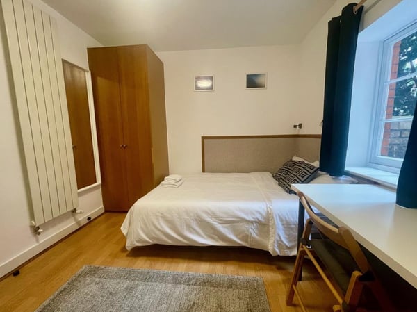 Room Fulham Palace Road in Greater London
