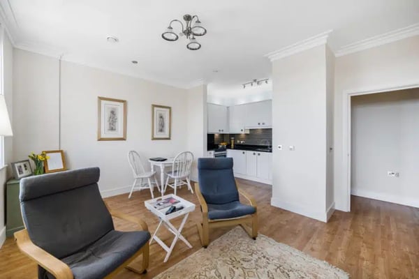Flat Woodlands Crescent in Dorchester