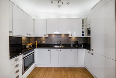 Flat Woodlands Crescent in Dorchester