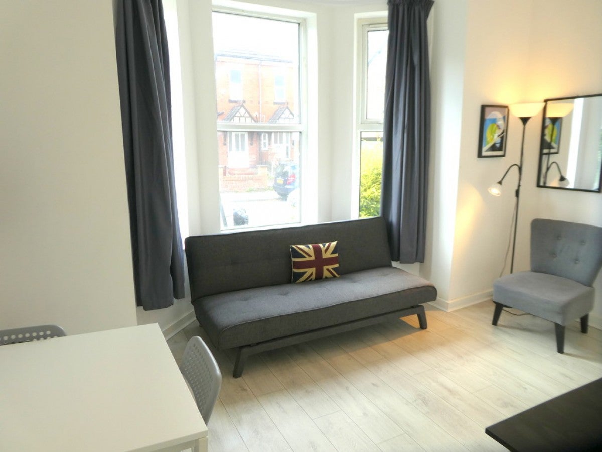 Flat Neston Avenue in Manchester