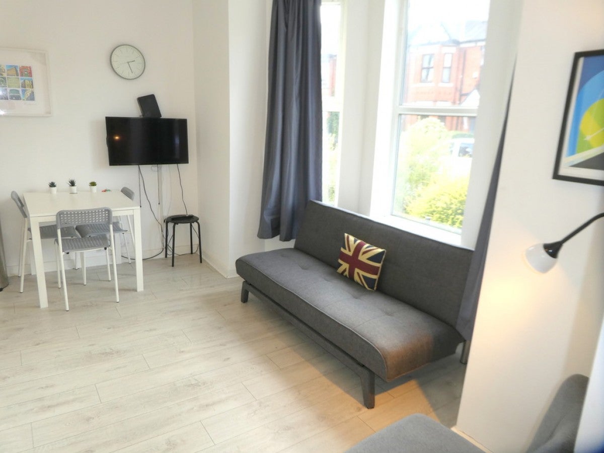 Flat Neston Avenue in Manchester