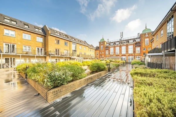 Flat Garratt Lane in Greater London