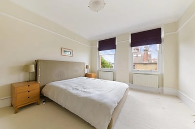 Flat Hazlewell Road in Greater London