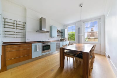 Flat Hazlewell Road in Greater London