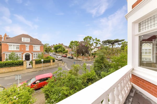 Flat Hazlewell Road in Greater London
