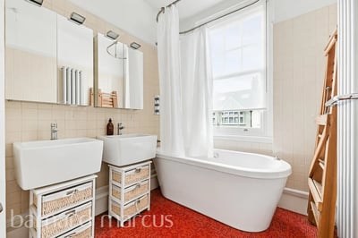 Flat Hazlewell Road in Greater London