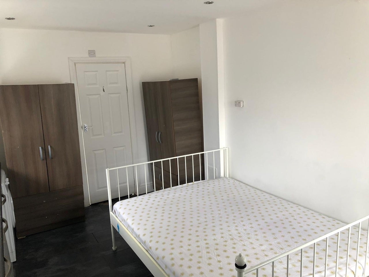 Flat Turner Road in Greater London