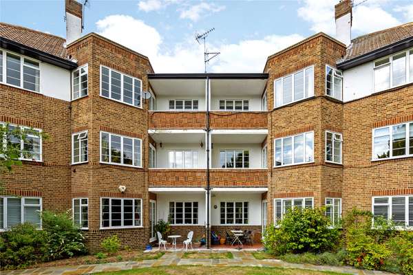 Flat Chester Avenue in Greater London