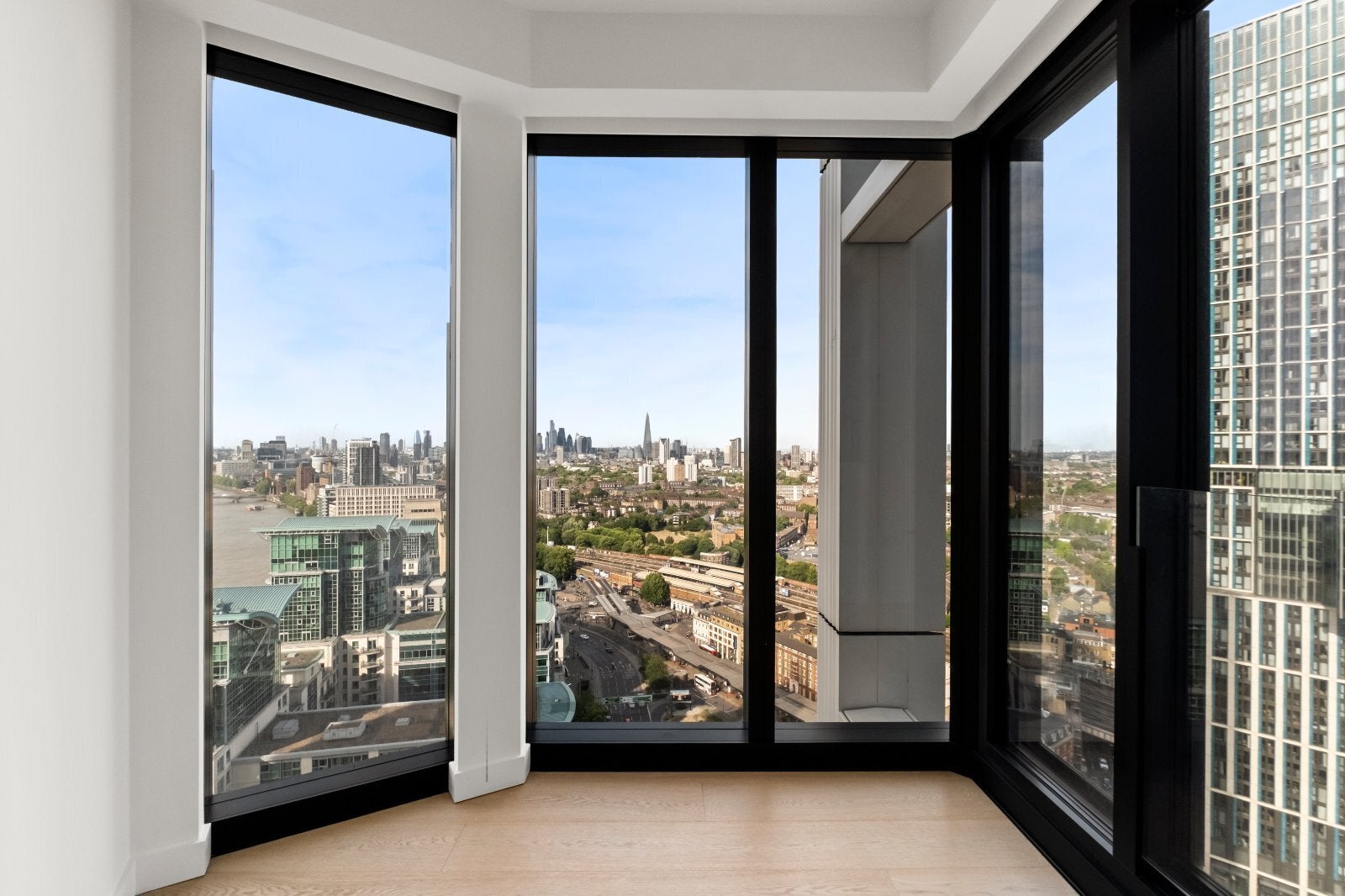 Flat Nine Elms Lane in Greater London