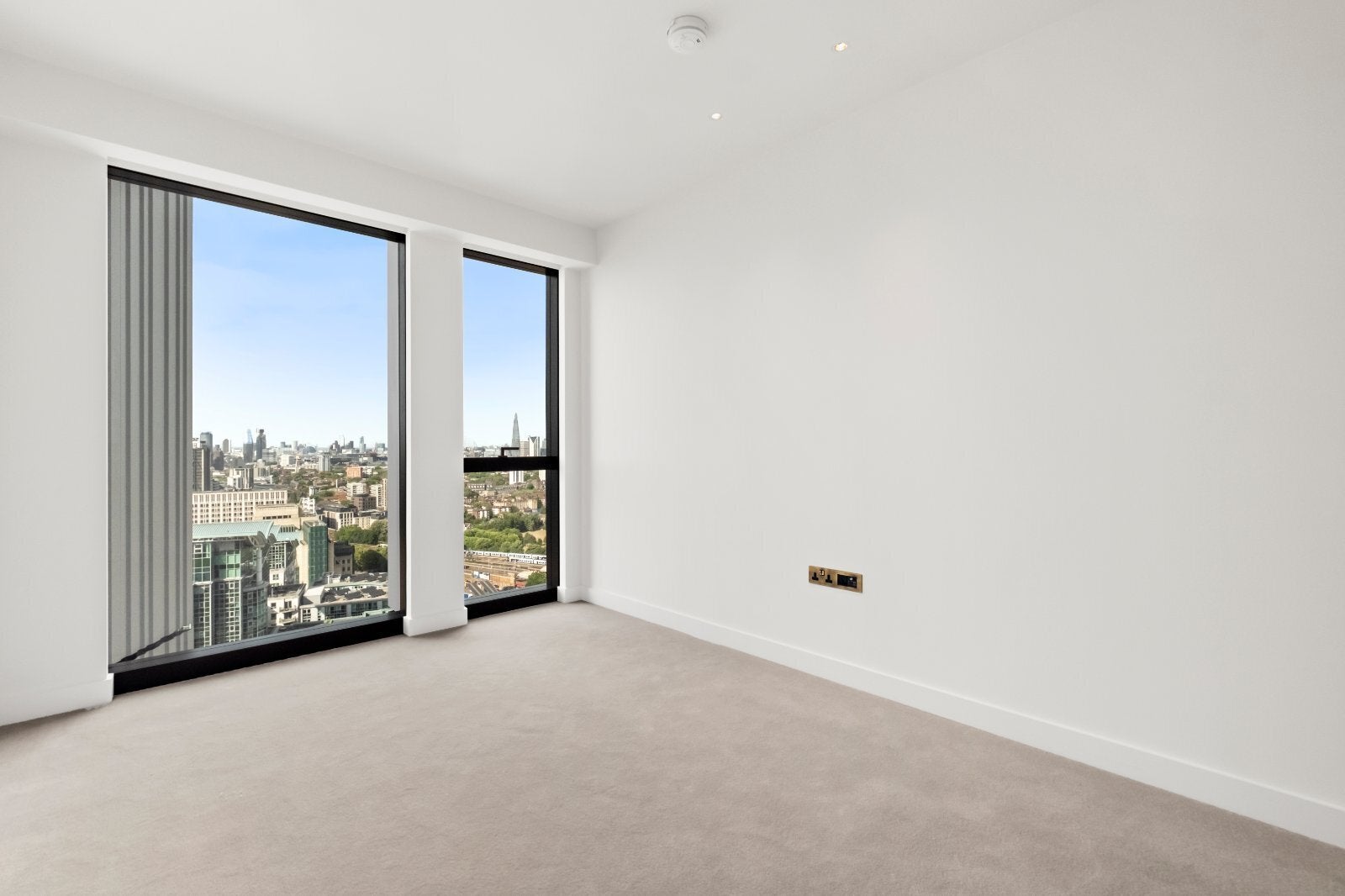 Flat Nine Elms Lane in Greater London