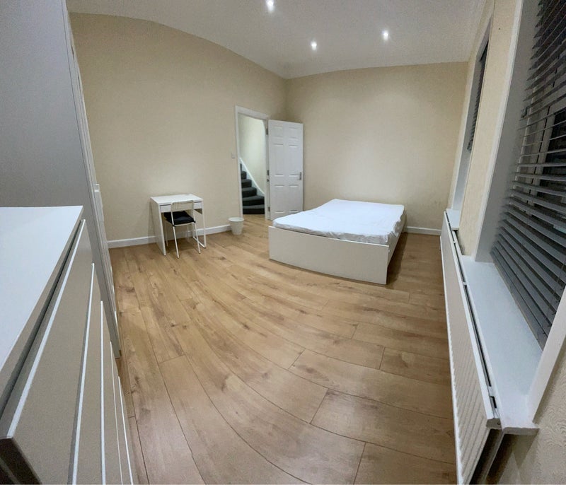 Room High Street North in Greater London