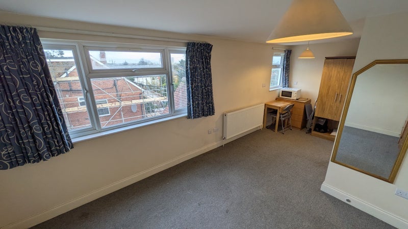 Room Western Avenue in Greater London