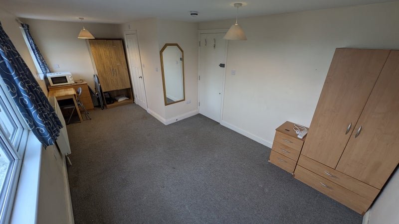 Room Western Avenue in Greater London