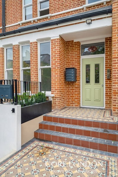 Flat Cumberland Park in Greater London
