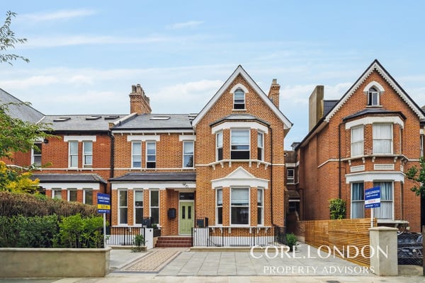 Flat Cumberland Park in Greater London