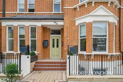 Flat Cumberland Park in Greater London