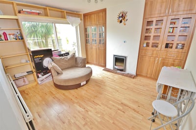 Room Sandringham Close in Greater London