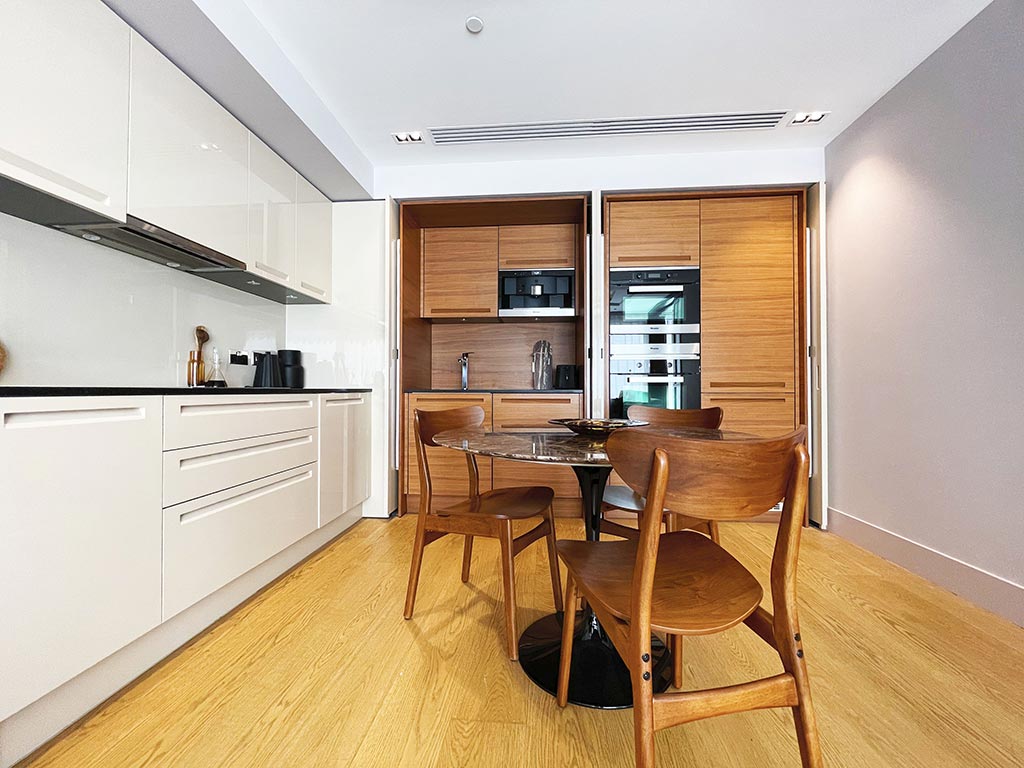 Flat Kensington High Street in Greater London