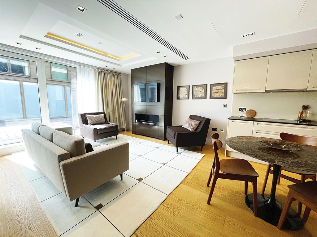 Flat Kensington High Street in Greater London