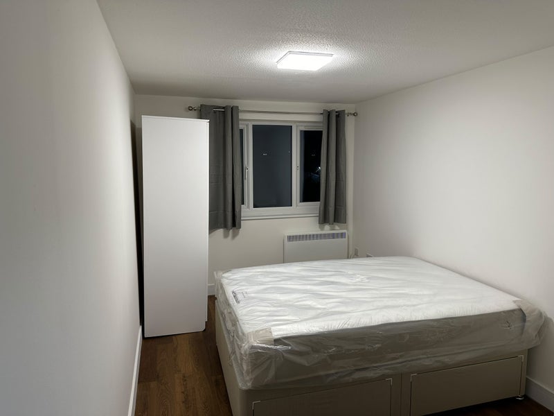 Flat Myers Lane in Greater London