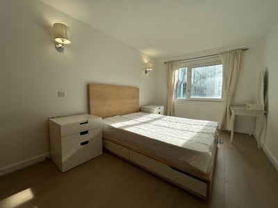Flat Empire Way in Greater London