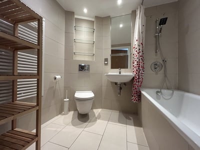 Flat Empire Way in Greater London