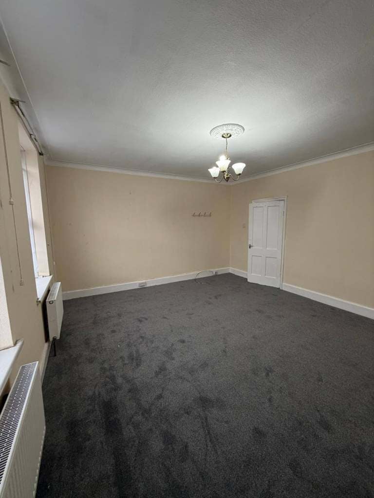 Flat Green Lane in Greater London