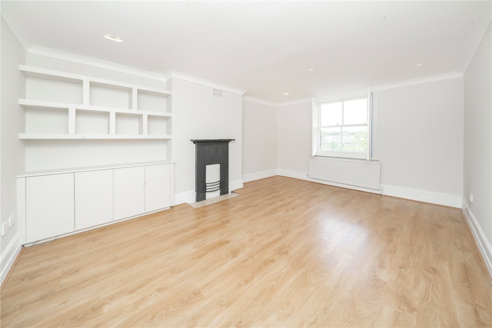 Flat Harvist Road in Greater London