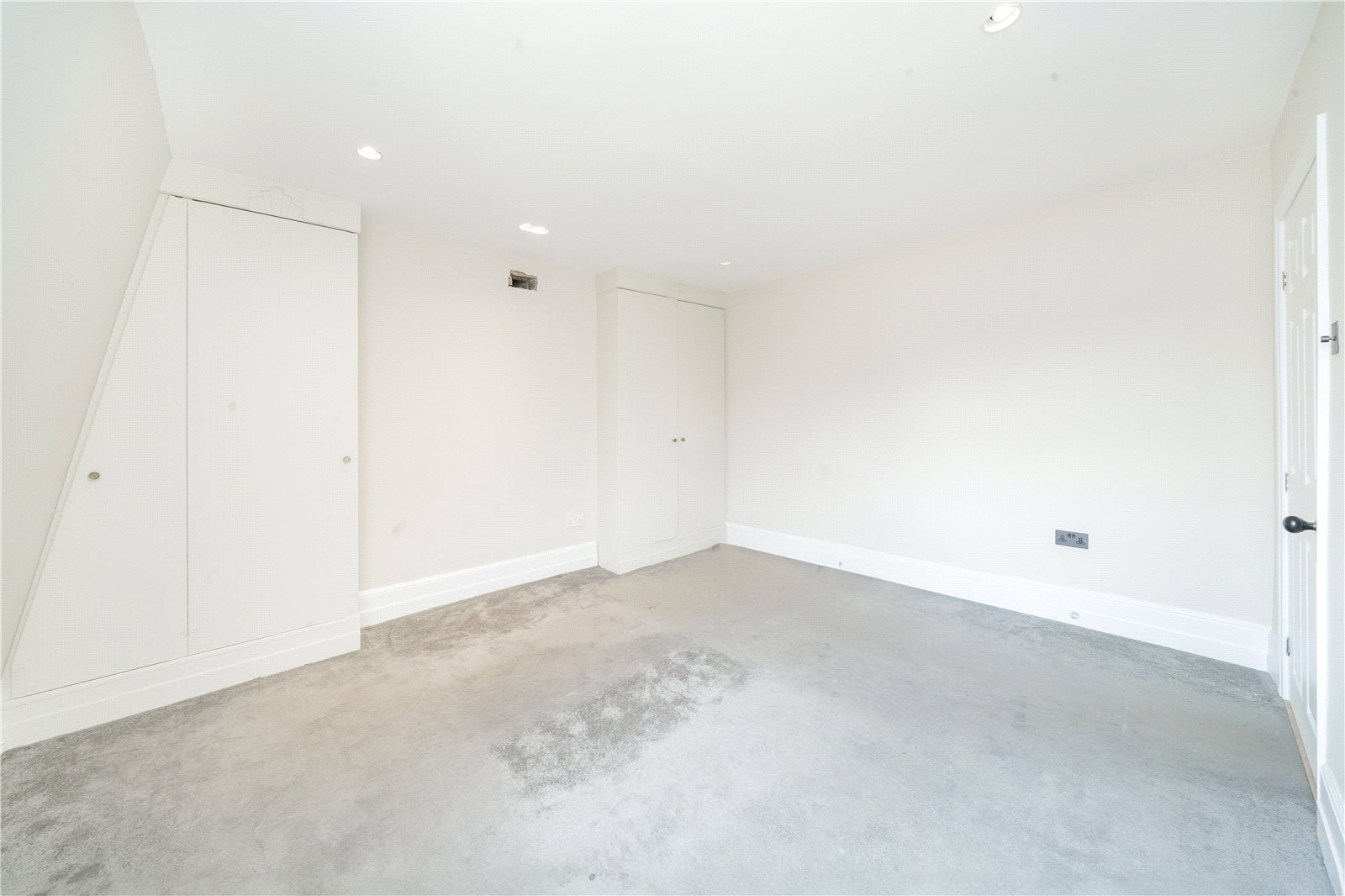 Flat Harvist Road in Greater London