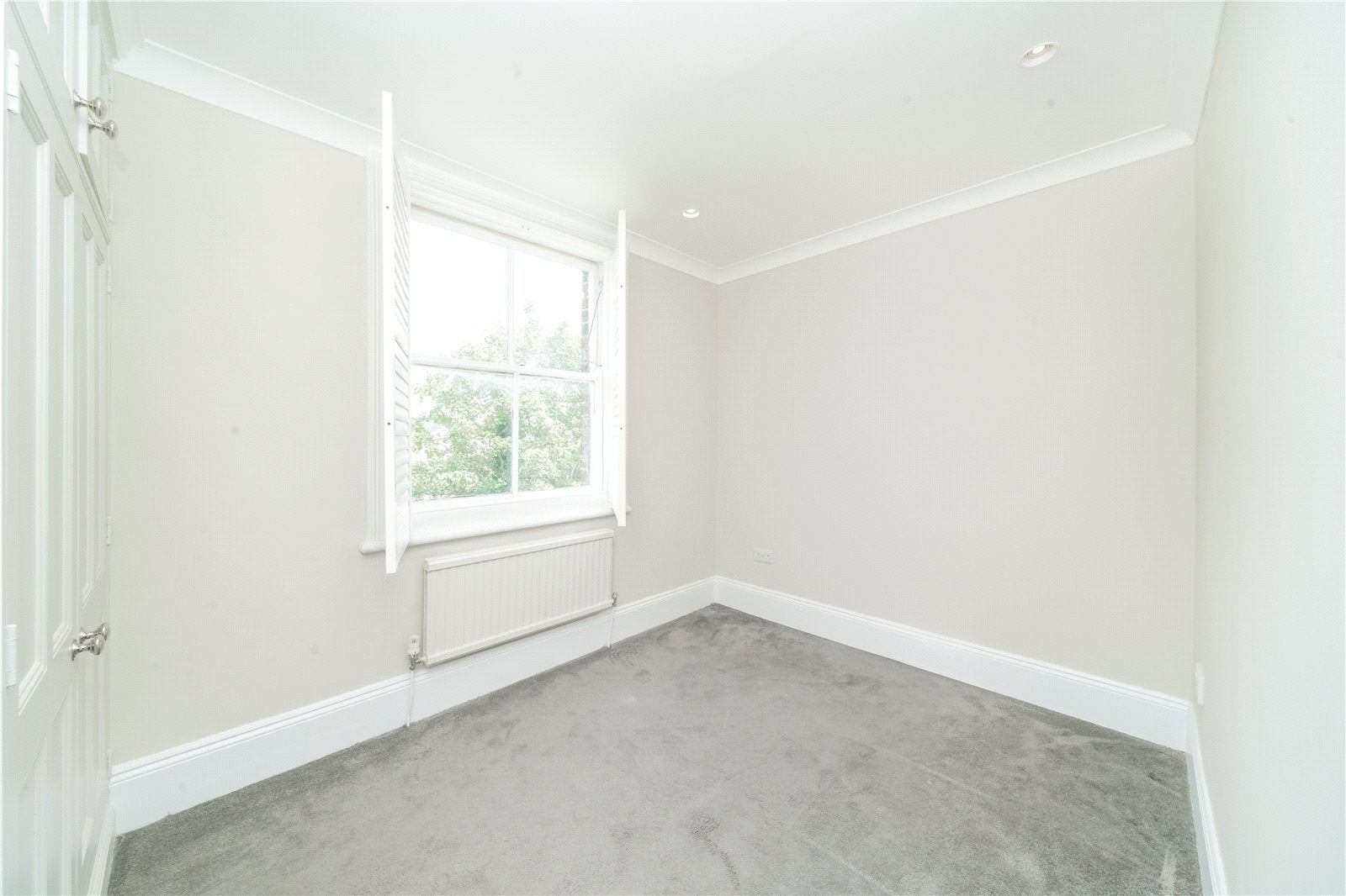 Flat Harvist Road in Greater London