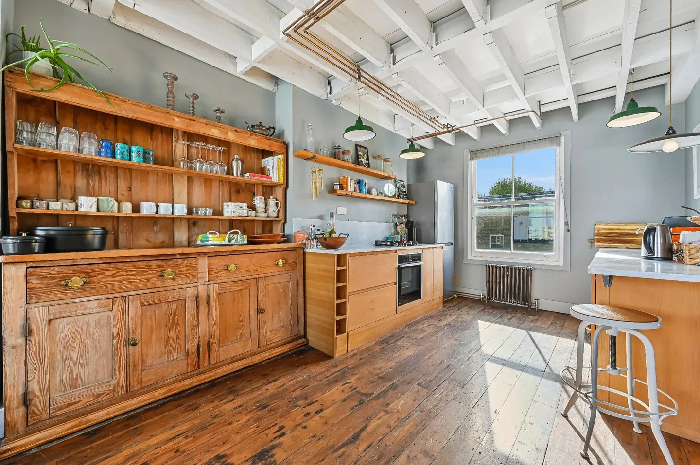Flat Chesterton Road in Greater London
