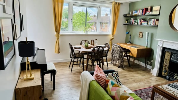 Flat Hollydale Road in Greater London