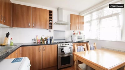 Flat Commercial Road in Greater London