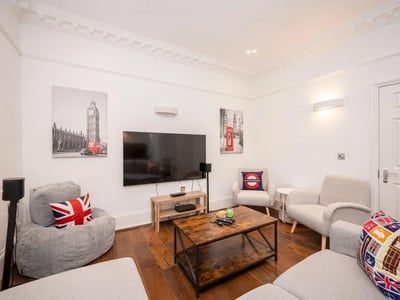 Flat East Passage in City of London
