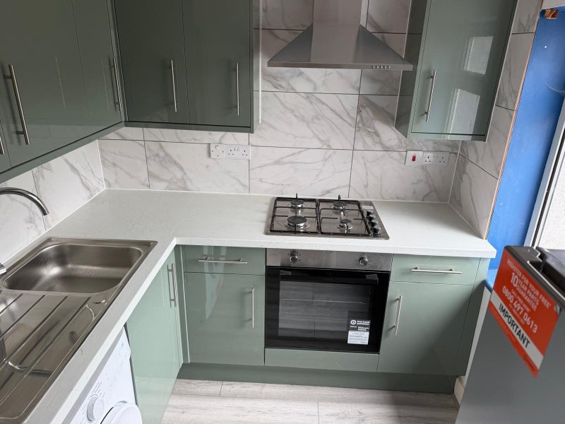 Room Ainslie Wood Road in Greater London