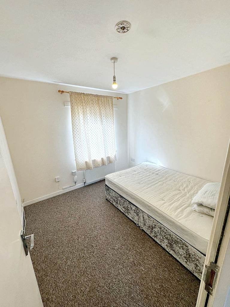 Flat Green Lane in Greater London