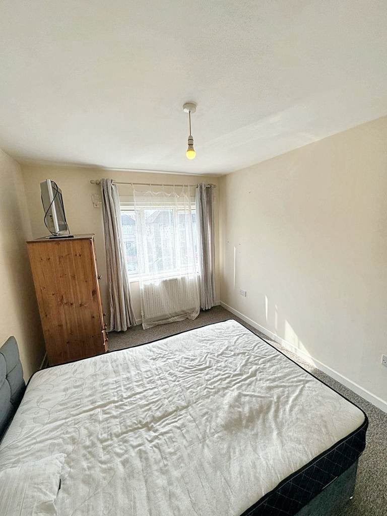Flat Green Lane in Greater London