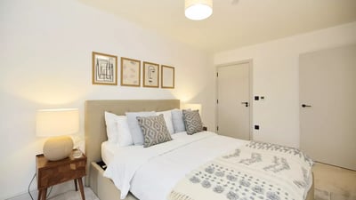 Flat Aintree Street in Greater London