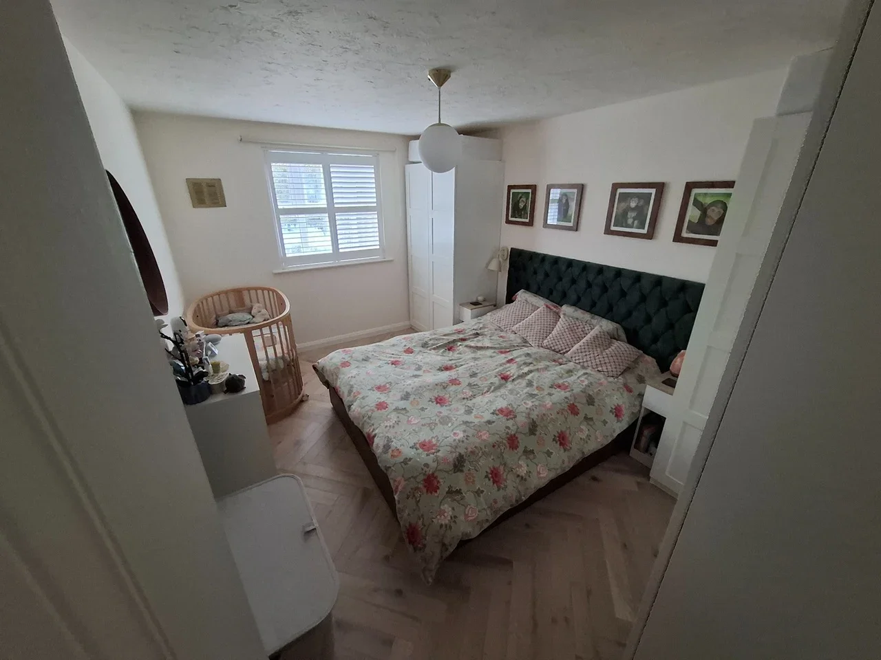 Flat Hyacinth Close in Greater London