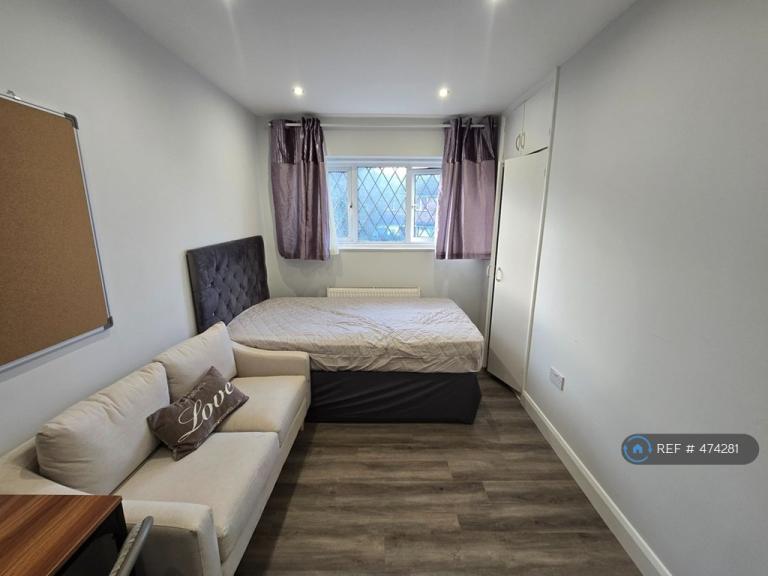 Flat Fladbury Crescent in Birmingham