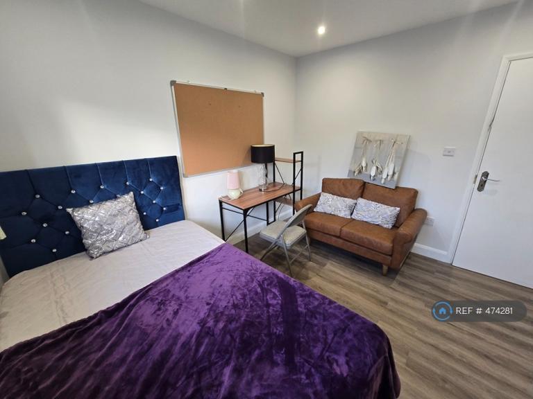 Flat Fladbury Crescent in Birmingham