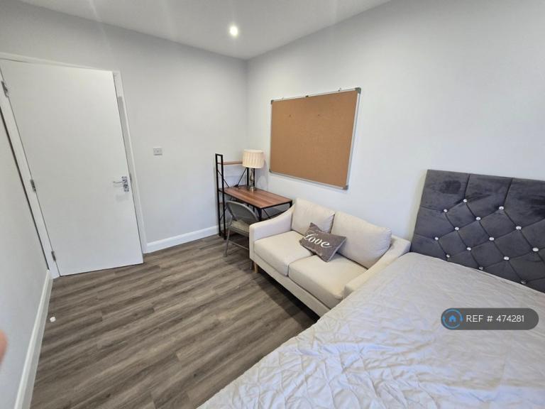 Flat Fladbury Crescent in Birmingham