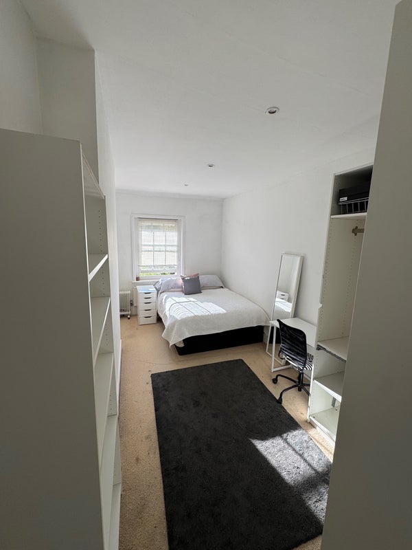 Room Beech Farm Road in Woldingham